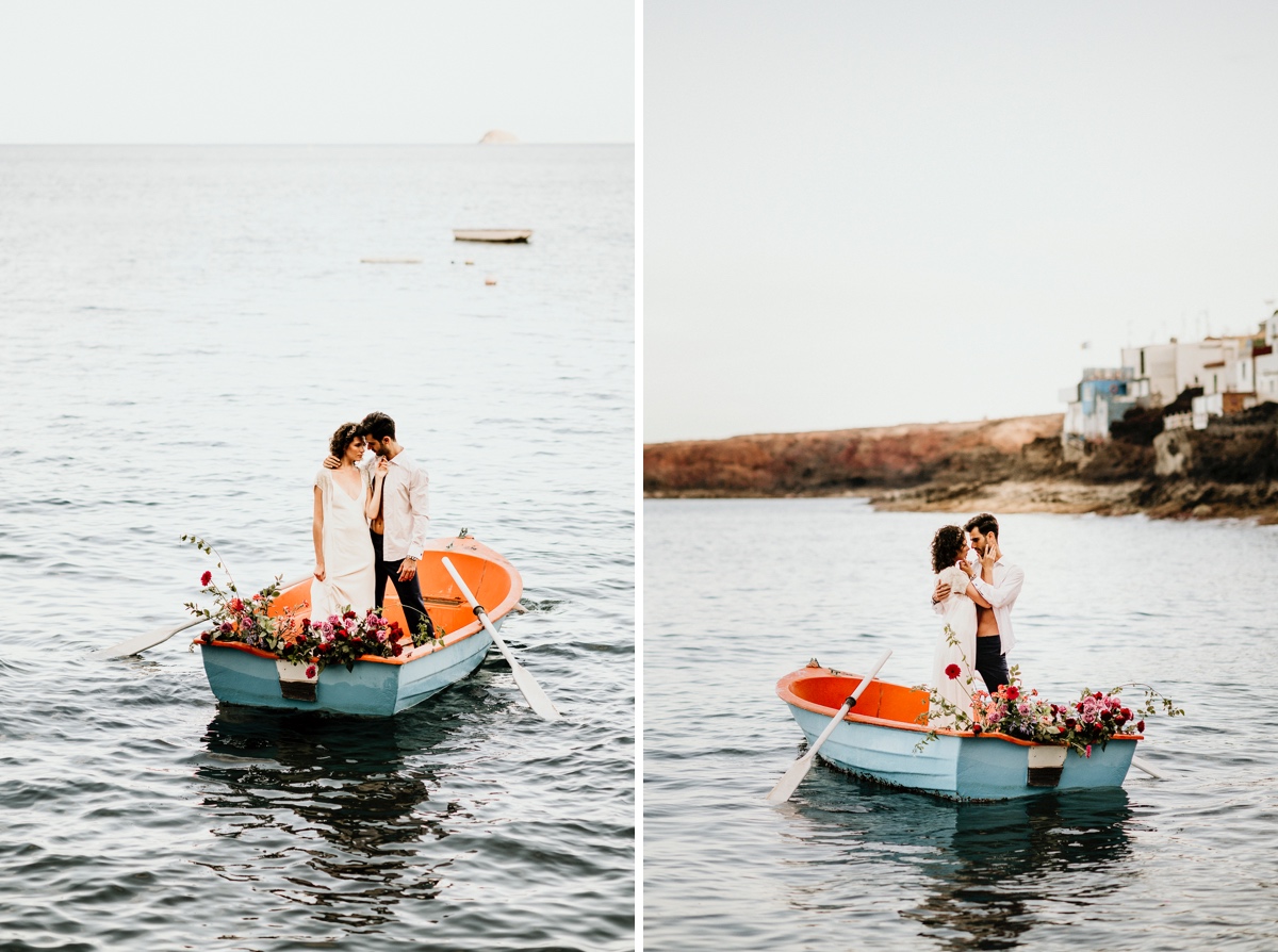 novios en barca boda moderna